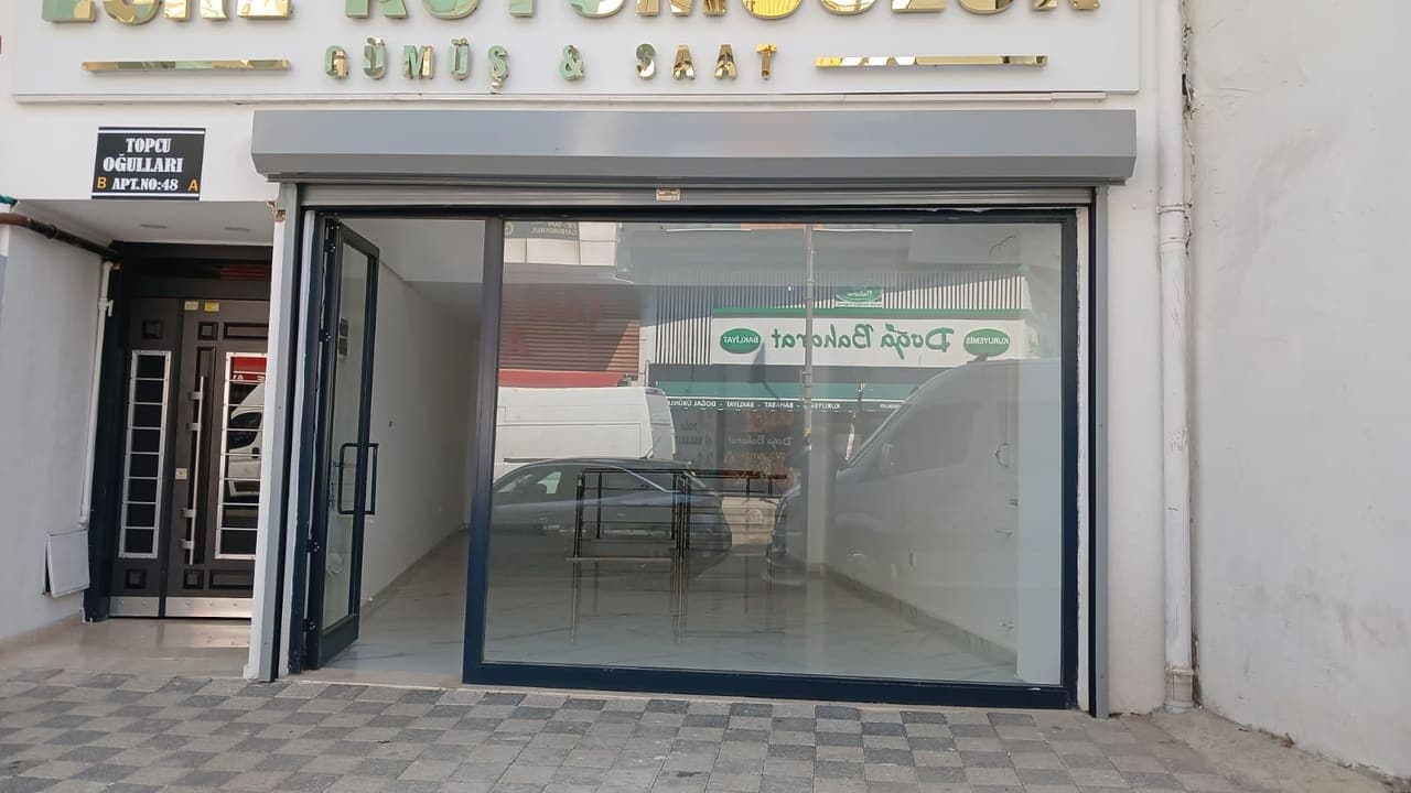 Çekmeköy Ticari Mağaza Vitrini Doğrama & Kepenk Sistemi — Çelikpen referans uygulaması