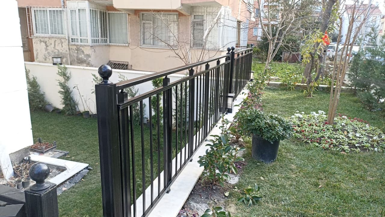Yeşilköy Peyzaj Çevresi Antrasit Alüminyum Bahçe Korkuluğu — Çelikpen referans uygulaması