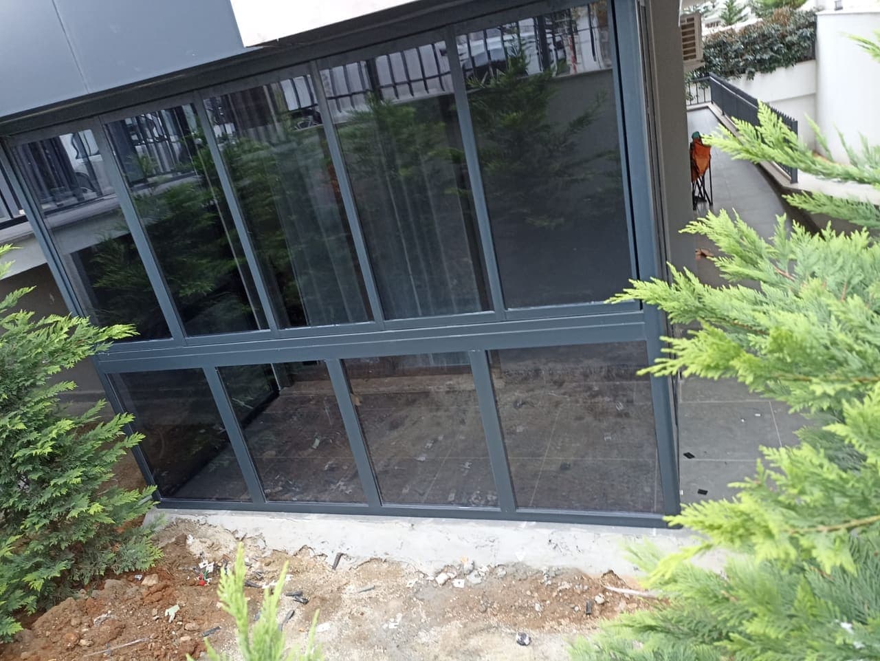 Yeşilköy Bahçe Katı Antrasit Sürme Cam Balkon Uygulaması — Çelikpen referans uygulaması