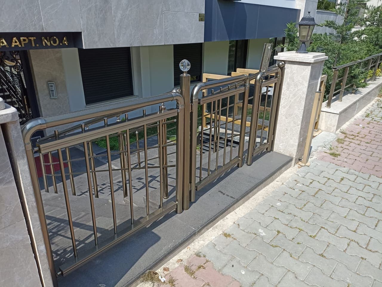 Yeşilköy Apartman Girişi Bronz Alüminyum Korkuluk & Kapı — Çelikpen referans uygulaması