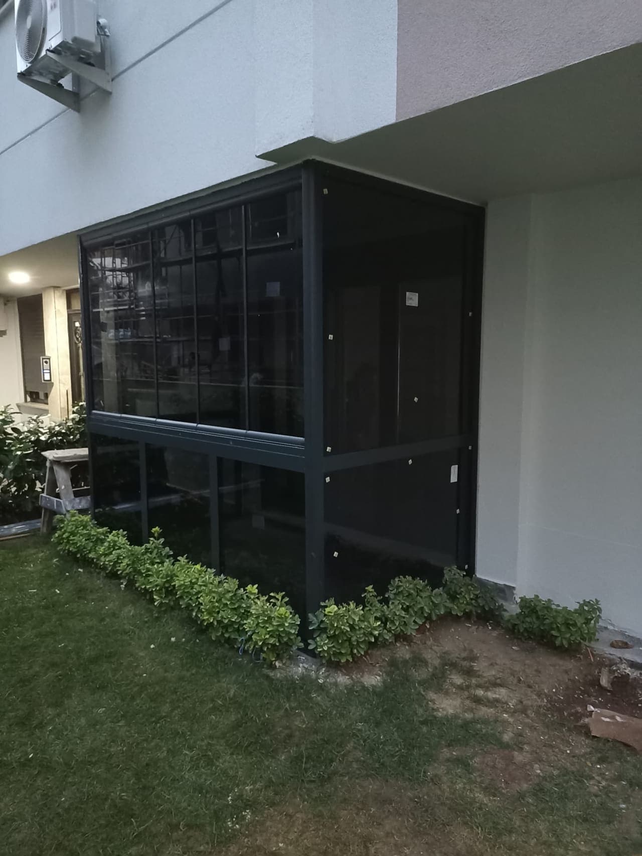 Yeşilköy Bahçe Katı Füme Cam Balkon ve Veranda Kapama — Çelikpen referans uygulaması