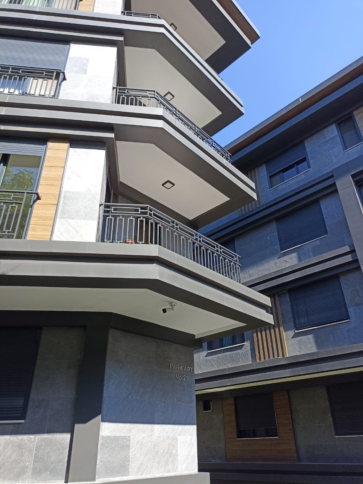 Yeşilköy Park Apartmanı Motorlu Panjur & Balkon Korkulukları — Çelikpen referans uygulaması